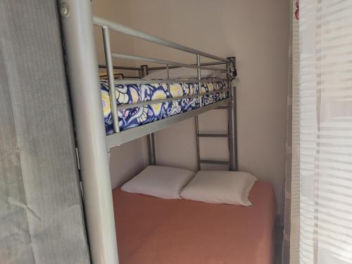 - un lit superposé avec un matelas sur la couchette inférieure dans l'établissement Appartement T2 Climatisé à Gruissan - Piscine, Plage, Parking & Terrasse - Idéal Familles 4/5 pers. - FR-1-796-45, à Gruissan