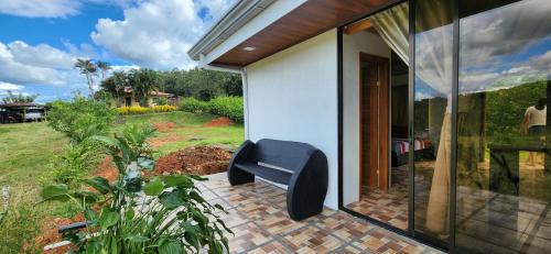 MiradorにあるRios-lodgeの家の脇に座る黒いベンチ