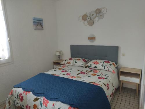 une chambre avec un lit avec une couette bleue dans l'établissement Appartement T2 à Gruissan, RDC, Plage à 150m, Parking, 4-5 pers - FR-1-796-72, à Gruissan