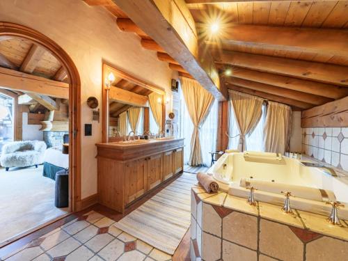 Un baño grande con bañera en una habitación. en Chalet exquis à Courchevel 1850, près des pistes, jusqu'à 10 personnes - FR-1-772-5, en Courchevel