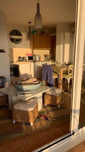 une cuisine avec une table et des chaises dans l'établissement Deux pièces , grande terrasse vue mer corse, à LʼÎle-Rousse