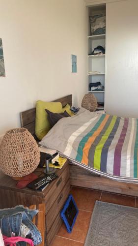 - une chambre avec un lit, un bureau et des étagères dans l'établissement Deux pièces , grande terrasse vue mer corse, à LʼÎle-Rousse