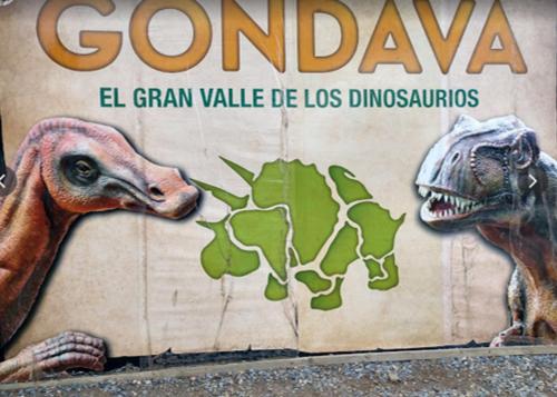 two dinosaurs on the side of a wall at Casa Pórticos del Pedregal in Ráquira