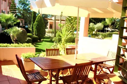 Fotografia z galérie ubytovania Welcoming House in Islantilla, Pool and Garden View. v destinácii Islantilla