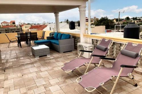 Μπαλκόνι ή βεράντα στο Spacious house in Santo Domingo Este with garden