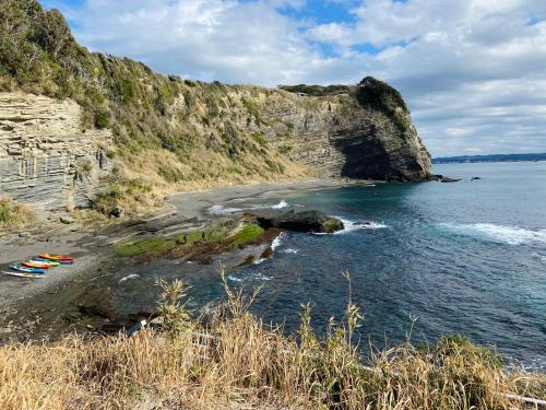 a view of a beach with a cliff at Heguri Hub in Minamiboso