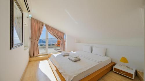 Postel nebo postele na pokoji v ubytování Kalkan 5 Bedroom Villa - 1092