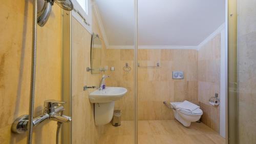 Koupelna v ubytování Kalkan 5 Bedroom Villa - 1092