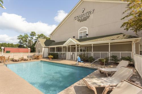 uma piscina em frente a um hotel em Country Inn & Suites by Radisson, Biloxi-Ocean Springs, MS em Ocean Springs