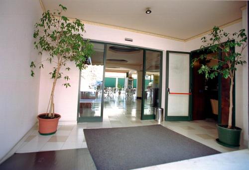 ラヌゼーイにあるHotel Belvedereの鉢植えの空きロビーと廊下