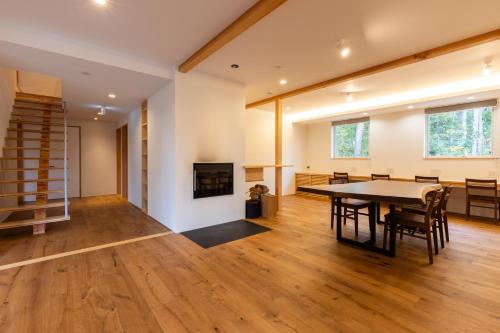 TV a/nebo společenská místnost v ubytování Rinrei terrace 一棟貸切 シングルルーム6部屋 各部屋トイレ シャワー付