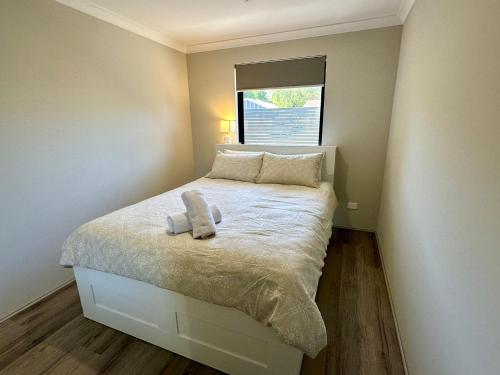 Una cama o camas en una habitación de Arlia - Busselton