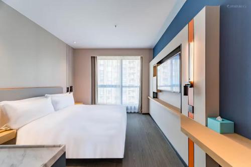 a bedroom with a large white bed and a window at Holiday Inn Express Hangzhou Qianjiang CenturyCity by IHG in Hangzhou