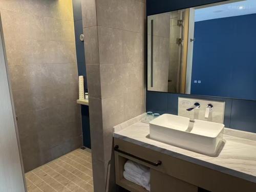 a bathroom with a sink and a shower at Holiday Inn Express Hangzhou Qianjiang CenturyCity by IHG in Hangzhou