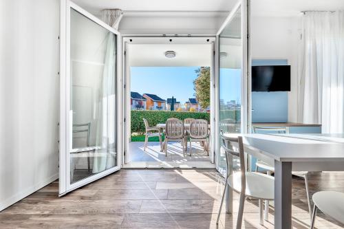 TV a/nebo společenská místnost v ubytování Jesolo Village Beach House - Host Solution
