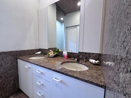 Kuchyň nebo kuchyňský kout v ubytování Tipani Villa Sovereign Palms CI