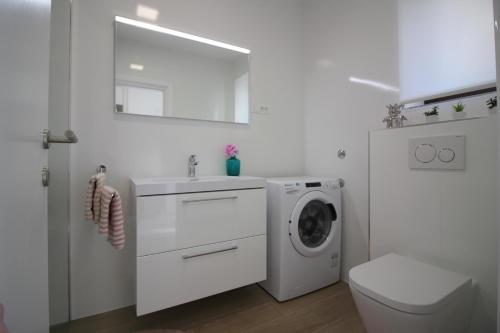 Komfortables Apartment mit privater Terrasse, Spielplatz, Grill, Liegen, Waschmaschine