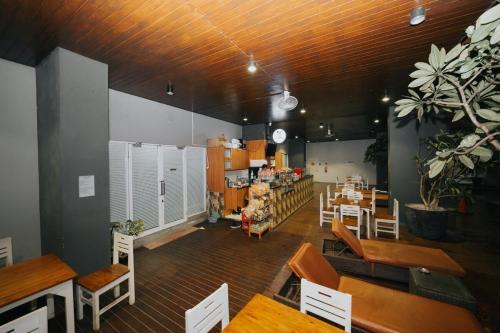 Гостиная зона в Apartemen Mahogany oleh Halahouse