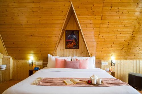 Una cama o camas en una habitación de SaffronStays Interstellar