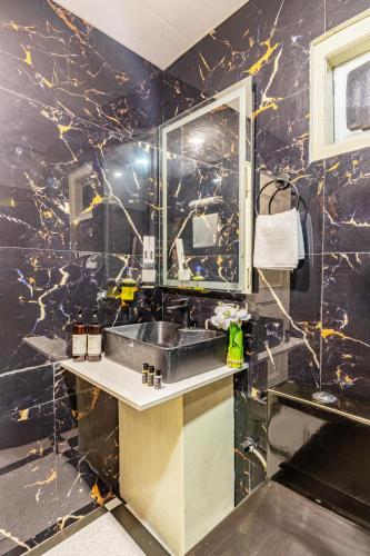 Un baño de SaffronStays Interstellar
