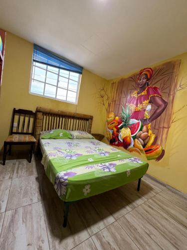 une chambre avec un lit et un tableau au mur dans l'établissement Hostal Bambumar, à Carthagène des Indes