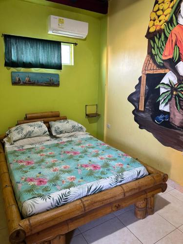 un lit dans une chambre avec un tableau sur le mur dans l'établissement Hostal Bambumar, à Carthagène des Indes