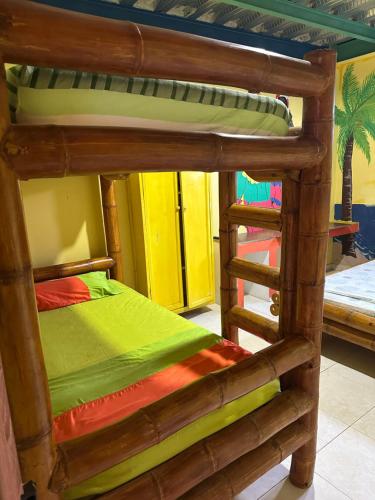 Vuode tai vuoteita majoituspaikassa Hostal Bambumar