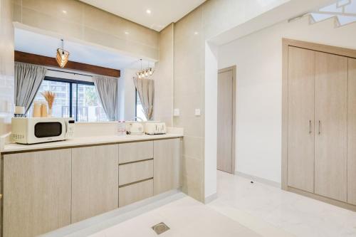 Una cocina con un microondas encima de una encimera. en Luxury Villa in Marbella RAK, en Ras al Khaimah