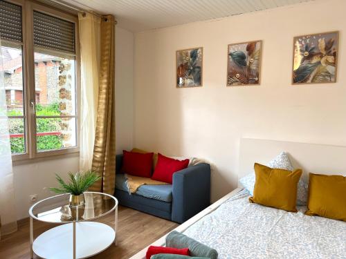 ein Wohnzimmer mit einem Bett und einer Couch in der Unterkunft Rosny Sous Bois centre ville charmant appartement in Rosny-sous-Bois