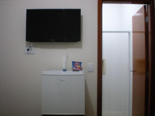 Μια τηλεόραση ή/και κέντρο ψυχαγωγίας στο Hotel Villaggio Nobre