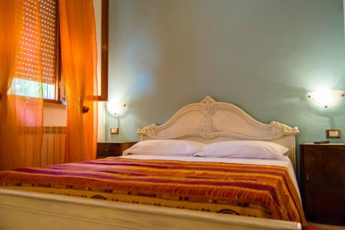 Un pat sau paturi într-o cameră la Cluana Azienda Agrituristica