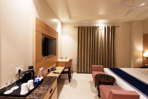 The Elegance Hotelにあるテレビまたはエンターテインメントセンター
