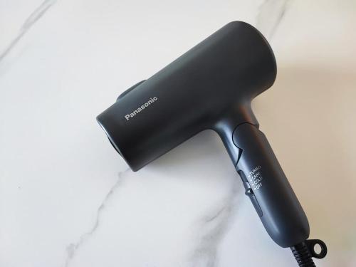 a black hair dryer sitting on top of a table at 【マリンブルー風オーシャンビュー】貸切ヴィラ WIFI付/BBQ可能/最大6名/無料駐車場 in Okawa