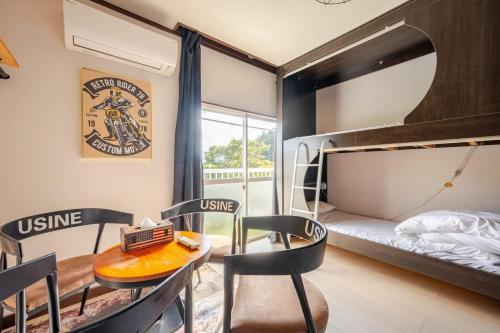 a bedroom with a bunk bed and a table and chairs at 【芦ノ湖徒歩10分＆バス停1分】一棟貸切最大14人 大人數BBQ可能 パーティ 『ROUTE99』 in Moto-hakone
