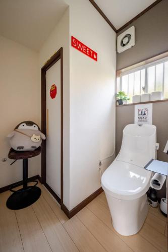 a bathroom with a toilet and a sign on the wall at 【芦ノ湖徒歩10分＆バス停1分】一棟貸切最大14人 大人數BBQ可能 パーティ 『ROUTE99』 in Moto-hakone