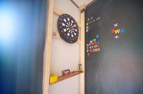 a room with a dart board and a wall at 【芦ノ湖徒歩10分＆バス停1分】一棟貸切最大14人 大人數BBQ可能 パーティ 『ROUTE99』 in Moto-hakone
