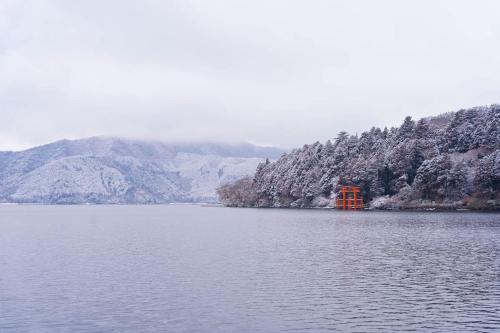 a red object in the middle of a lake at 【芦ノ湖徒歩10分＆バス停1分】一棟貸切最大14人 大人數BBQ可能 パーティ 『ROUTE99』 in Moto-hakone