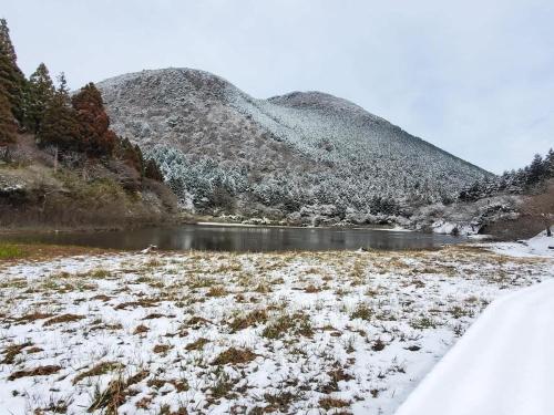 a snow covered field with a river and mountains at 【芦ノ湖徒歩10分＆バス停1分】一棟貸切最大14人 大人數BBQ可能 パーティ 『ROUTE99』 in Moto-hakone