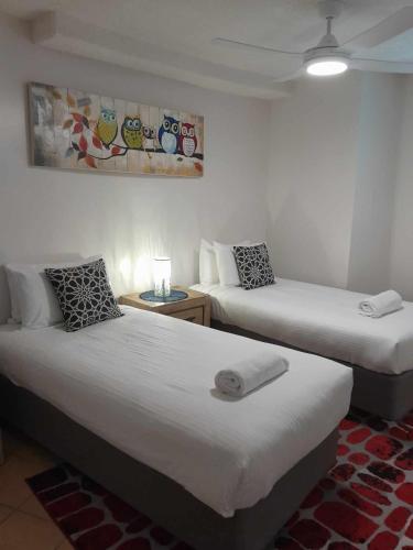 Cama o camas de una habitación en Grand Palais Boolarong Beachside Apartments