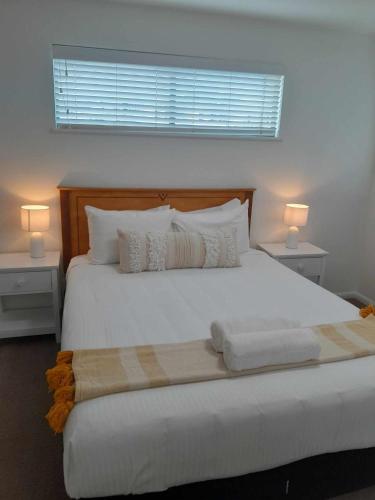 Cama o camas de una habitación en Grand Palais Boolarong Beachside Apartments