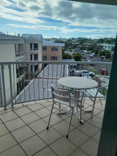 Un balcón o terraza de Grand Palais Boolarong Beachside Apartments