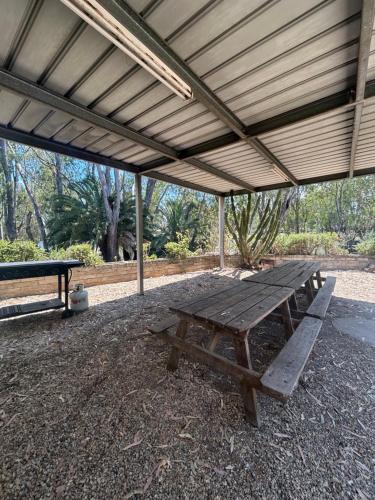 a picnic table under a pavilion in a park at Riverside Motel & Marina in Wahgunyah
