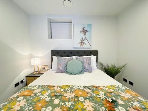 a bedroom with a large bed with a colorful blanket at Stylish Cozy Studio Nearby SkyTower-Pool Gym Sauna in Auckland