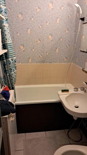 une salle de bain avec un lavabo, une baignoire et des toilettes dans l'établissement Studio 2 personnes, à 600 m de la mer, à Bormes-les-Mimosas