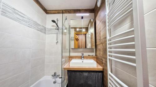 a bathroom with a sink and a bath tub at Résidence Sagittaire - Appartement rénové avec balcon · Centre station MAE-7398 in Flaine