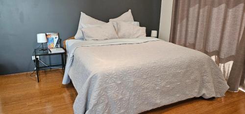 Postel nebo postele na pokoji v ubytování Private king bed guest suite