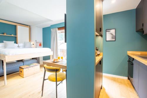 Ce petit appartement comprend un lit et un bureau. dans l'établissement Contemporary studio in the heart of Morzine, à Morzine