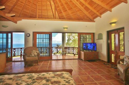TV a/nebo společenská místnost v ubytování Tropical Hideaway
