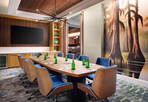Televisyen dan/atau pusat hiburan di Hilton New Orleans Airport