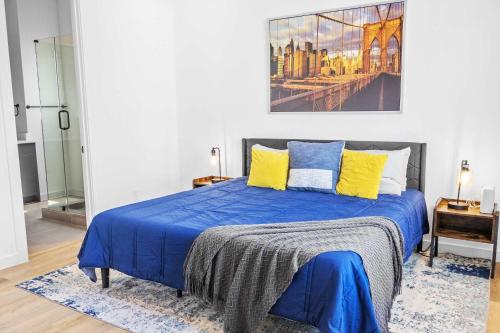 ヒューストンにあるSpacious 3BD with Pool I Near Hotspots I Sleeps 12のベッドルーム1室(青いシーツと黄色い枕のベッド1台付)